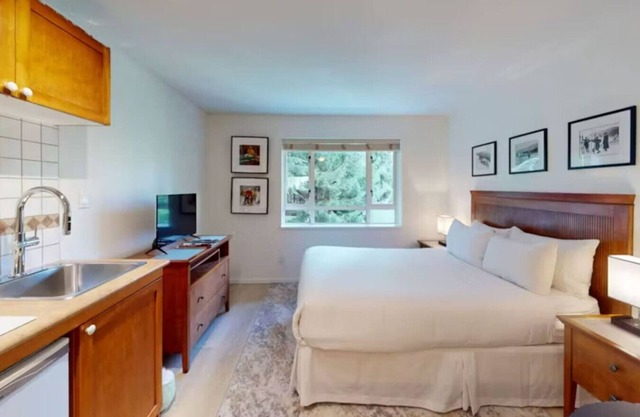 Whistler Vill Studio w/Pool, Gym, Sauna & Hot tub