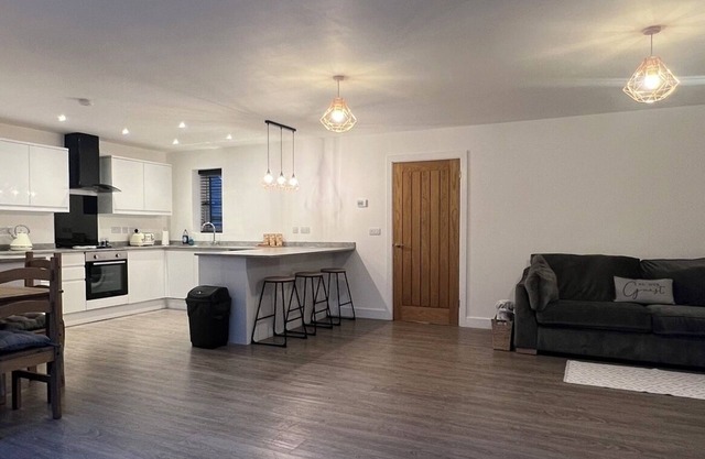 White 3 bed bungalow with en-suite and parking
