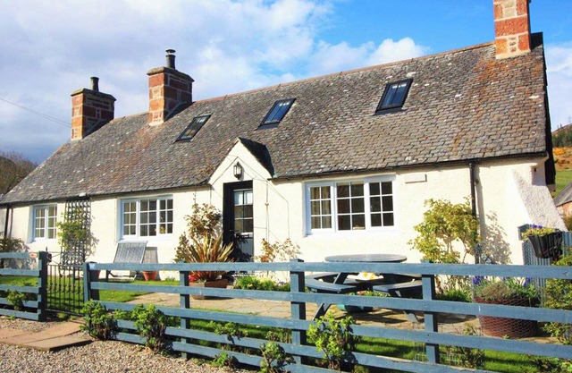 White Cottage - UK7679