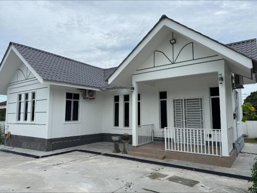 White House Homestay Langkawi Village & Paddy Views
