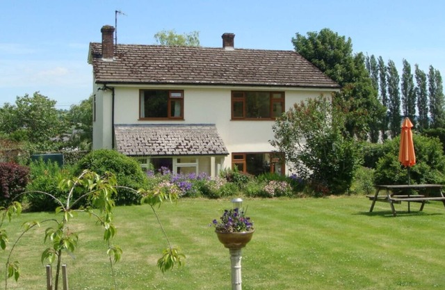 White House Cottage - Three Bedroom House, Sleeps 6