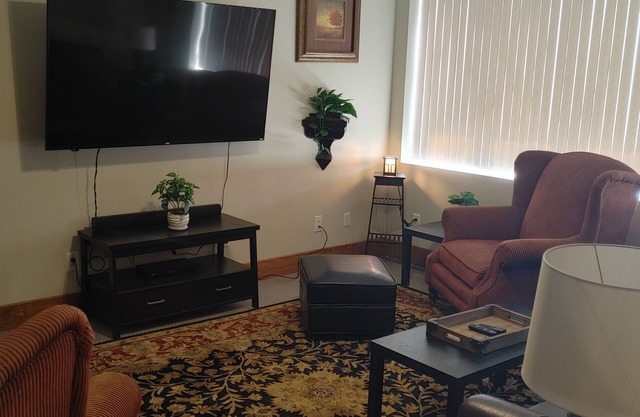 White House Lodge-Main Street Executive Apartment