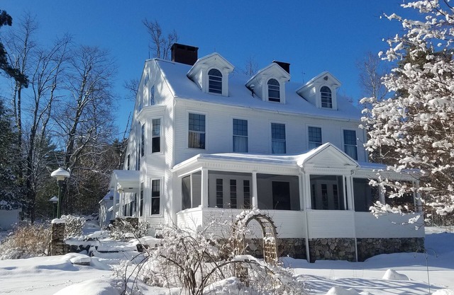 White Mountain Winter Wonderland. 15 minutes to King Pine! Beautiful home.