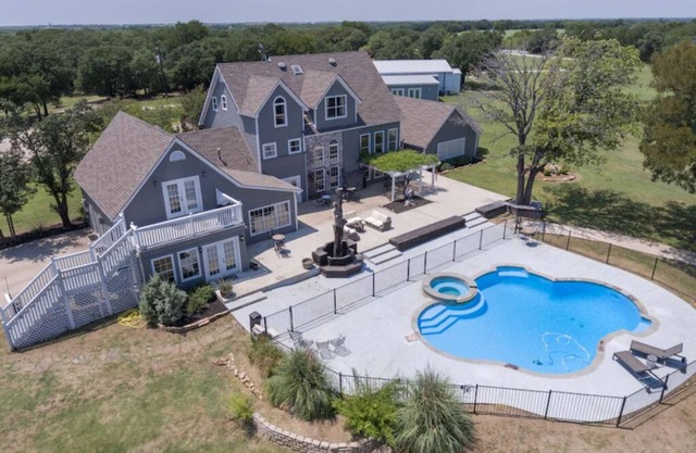 White Oak Lodge-Texas Sized Pool & 24 acre B&B