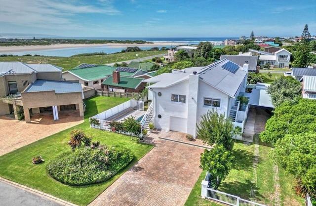 White Penguin - Charming Holiday Home Near the Beach at Goukou River