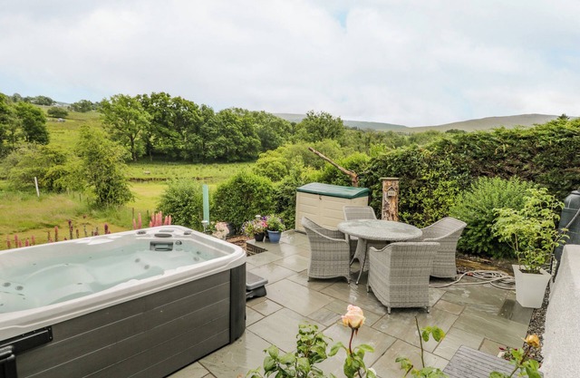 WHITE ROSES RETREAT, family friendly, with hot tub in Penmachno