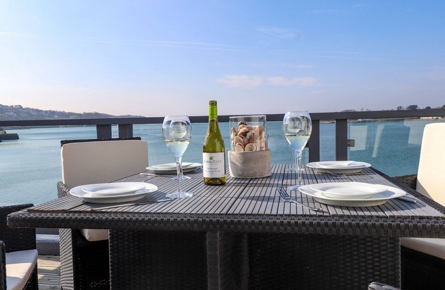 WHITE SAILS, pet friendly, country holiday cottage in Y Felinheli