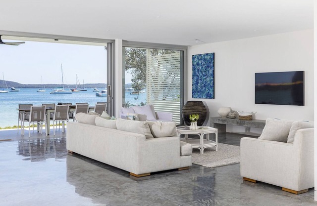 Whitehouse On The Water - Palatial Home on Idyllic Beach
