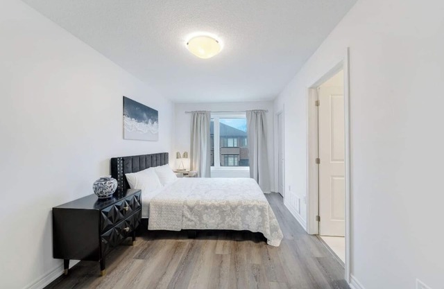 Whole House 4 BR 3.5 WR, 2 km to H.W 403 & Downtown