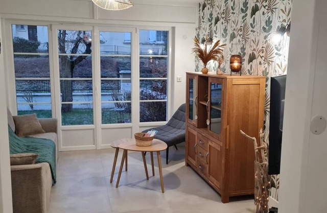 Whole house: accommodation - Roye, France