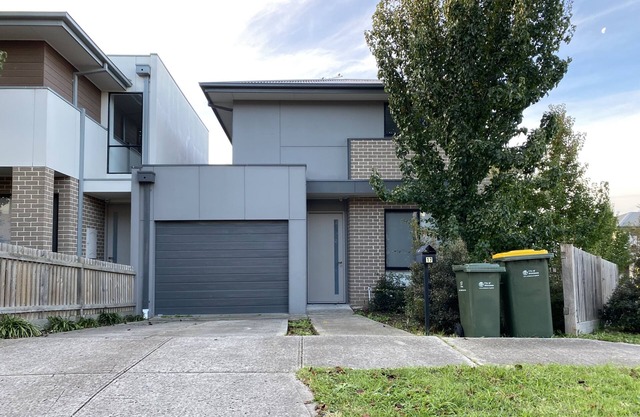 Whole House with 3 Queen Beds -Tranquil Modern House-Mernda-Vic 3754