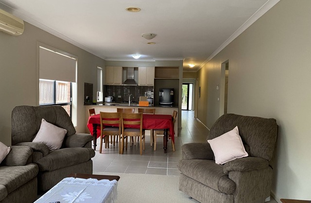 Whole House with 4 Queen Beds - Closer to Melbourne Airport - 8 Guests