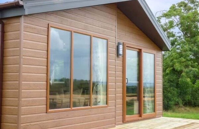 WHORLTON LODGE, pet friendly, with a garden in Stokesley