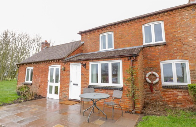 WIGRAMS CANALSIDE COTTAGE, pet friendly in Napton-On-The-Hill