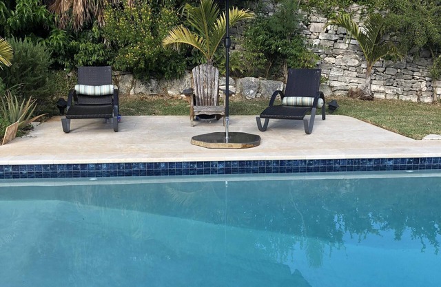 Wild Bird, Paget - Pool, Twizy charger, Kitchenette - non smoking property