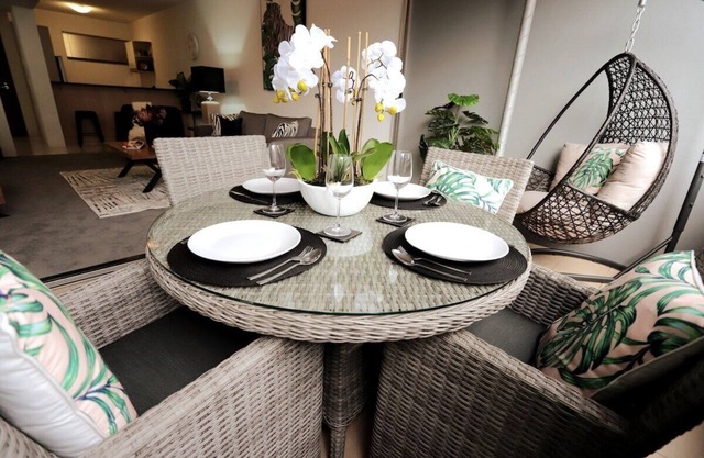 WILD LUXE Exec Apt - FREE Parking & 100MPS+Wifi