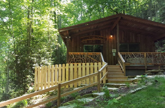 Wild Rock Cottage - Scenic Getaway - WiFi - Hot Tub - Pets OK
