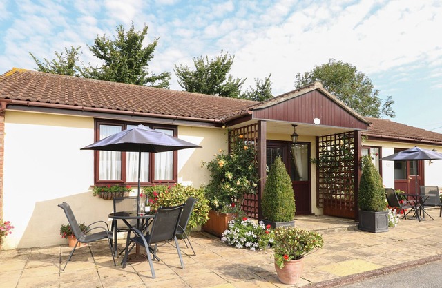 WILLOW BARN, family friendly, character holiday cottage in Wincanton