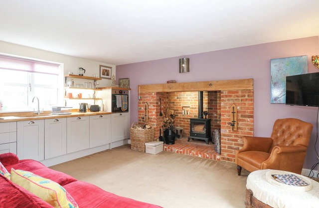 WILLOW COTTAGE, romantic, character holiday cottage in Catsfield