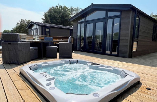 Willow's Dog Friendly Lodge With Hot Tub