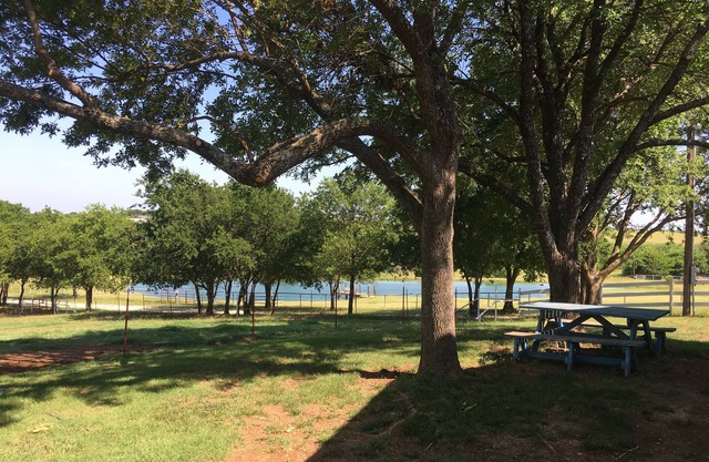 Windmill Hill - Great Views and Convenience at Lake Ray Roberts