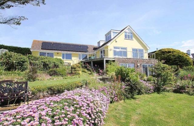 WINDRUSH, pet friendly, country holiday cottage in Newquay