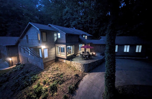 Windsor Place in Shelby- Great for large groups, Pool, hot tub.