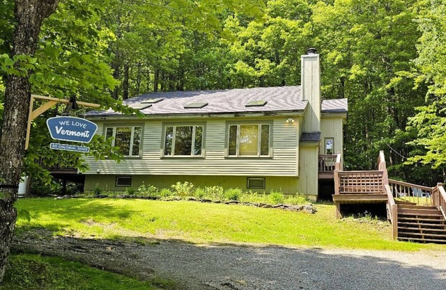 Wine Moose Hot tub Fireplace Sauna 9min to Mt Snow