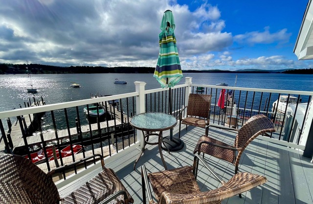 Winni lakefront room @ Windrifter Yacht Club