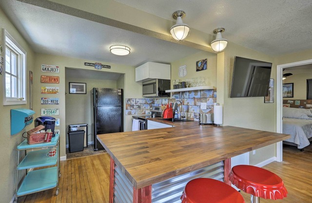 Winslow Apartment w/Jacuzzi, Deck & Grill Access!