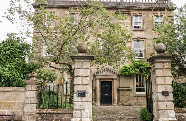 WINSTER HALL, pet friendly, luxury holiday cottage in Winster