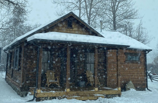 Winter at Kodow Kabin! 1865 cabin/hot tub close to Red Lodge and skiing!