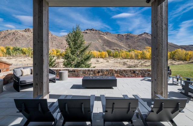 Winter Getaways! Ketchum Home with Hot Tub, Indoor/Outdoor Fireplaces, Pool Table, Mountain Views!