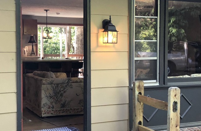 Winter mtn views 2 min. to center, fireplace: Monthly rentals welcome!
