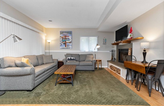 Wintergreen Condo -Steps to Ski and restaurants