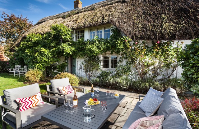 Wisteria Cottage is a late 18th century thatched cottage set in a small hamlet on the edge of a pict