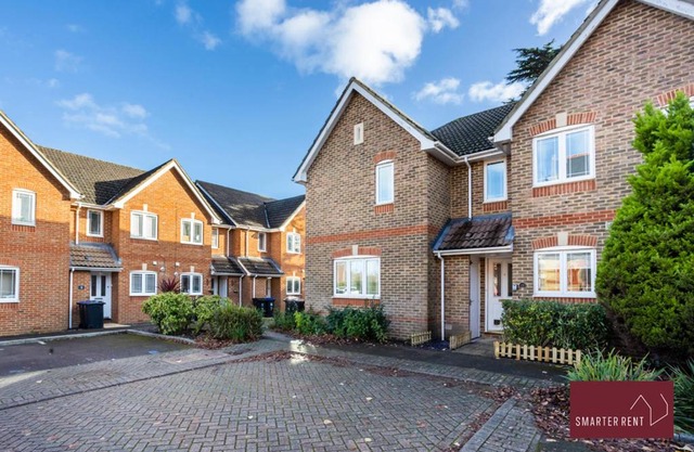 Woking, Knaphill - 2 Bed House - Parking & Garden