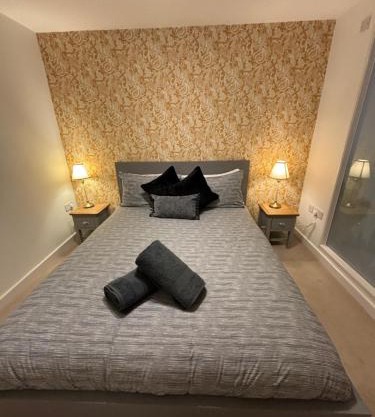 Woking Stylish Ground Floor Flat with Free Parking Perfect for Business & Travellers