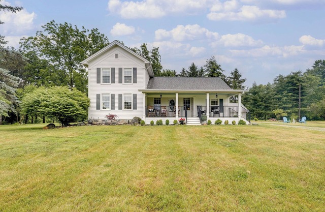 Wolcottville Farmhouse: 18 Mi to Shipshewana