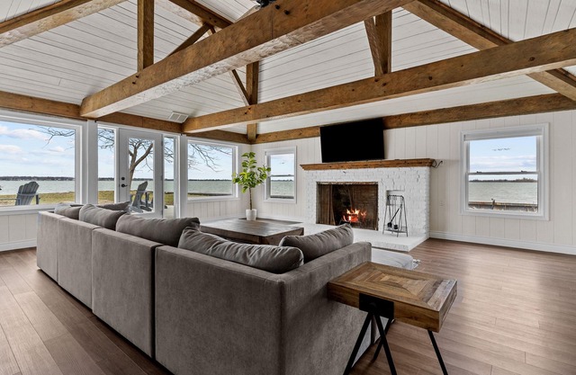 Wolfe Island Lodge With 360 Views of the Detroit River
