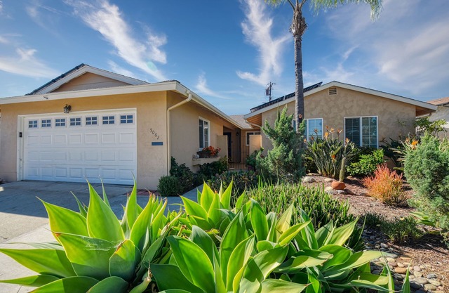 Wonderful 3 Bedroom House w/Pool Close to the beaches, Zoo, much more!