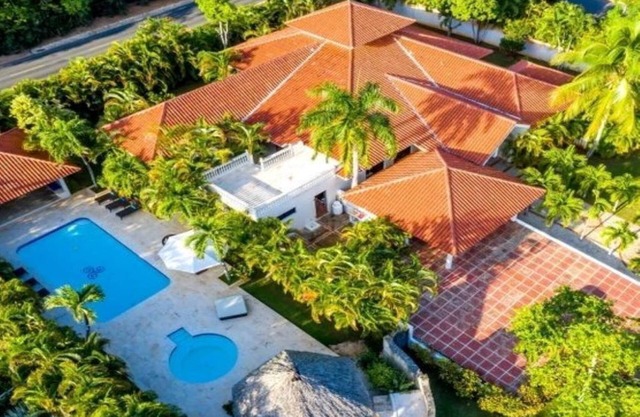 Wonderful 7,000 sq. ft. villa , Pool, Heated Jacuzzi, Full Maid/Cook Service