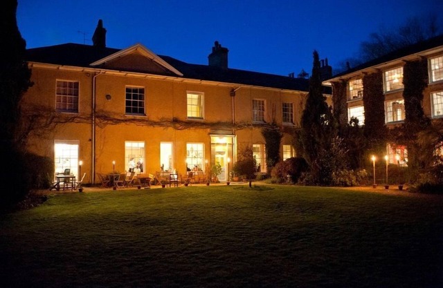 Wonderful big house for 31. 15 bedrooms, 10 bathrooms, games room, hot tub, party room, large dining