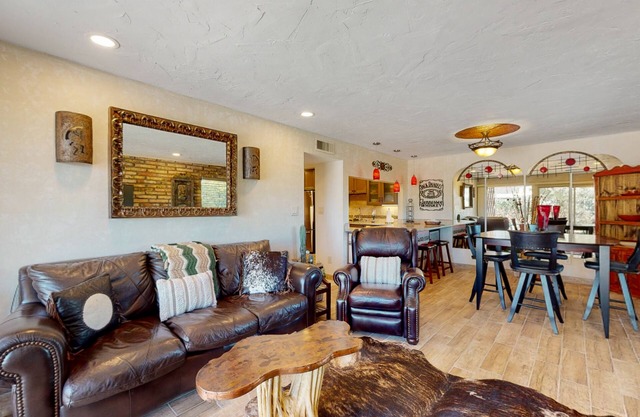 Wonderful condo with pool, fireplace, W/D, & grill - golf nearby