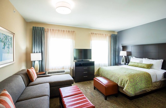 Wonderful King Studio | Enjoy Free Breakfast, Free Wi-Fi, and an Outdoor Pool