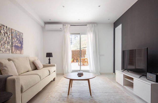 Wonderful Les Corts XBR w/Elevator & Washer, by Blueground