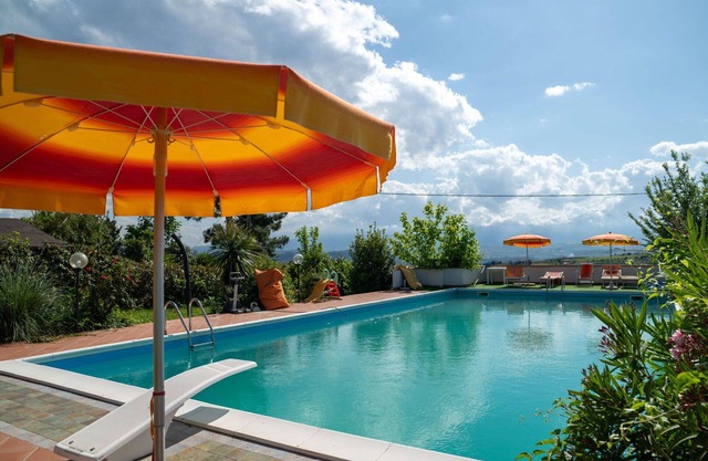 Wonderful private villa with pool, WIFI, TV, patio, pets allowed and parking, close to Pescara