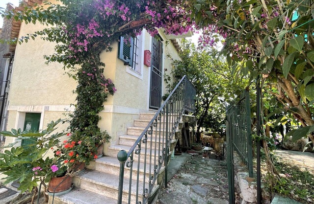 Wonderful private villa for 4 guests with WIFI, TV, patio, pets allowed, panoramic view and park.