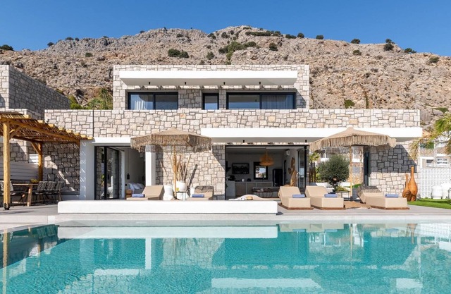 Wonderful private villa for 8 guests with WIFI, A/C, private pool, TV, balcony and parking