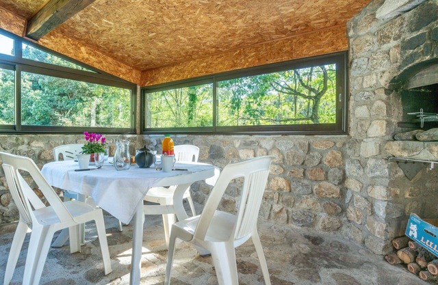 Wonderful private villa for 4 people with A/C, TV, pets allowed and parking
